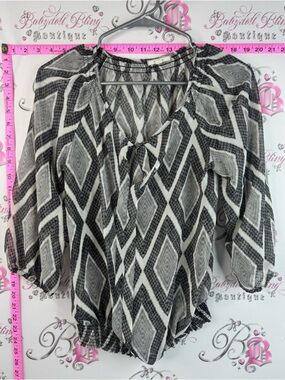 Pleione blouse flowy animal snake print Black & White Geometric Tie-Neck Blouse
